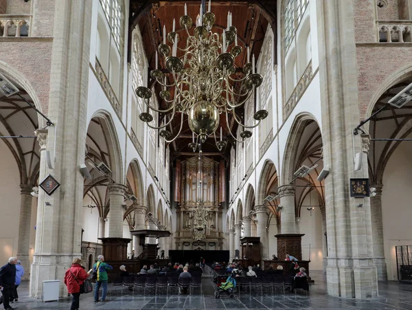 Interiör av kyrkan St. Lawrence (Grote Kerk eller Storkyrkan) i Alkmaar, Nederländerna — Stockfoto