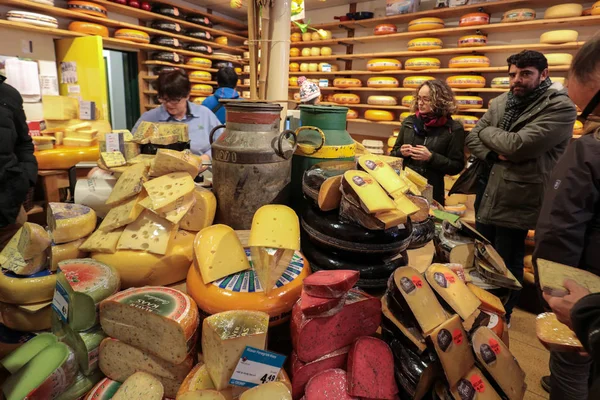Ausstellung von traditionellem holländischen Käse, wie Edam und Gouda Käse im lokalen Käsegeschäft, Alkmaar, Niederlande — Stockfoto