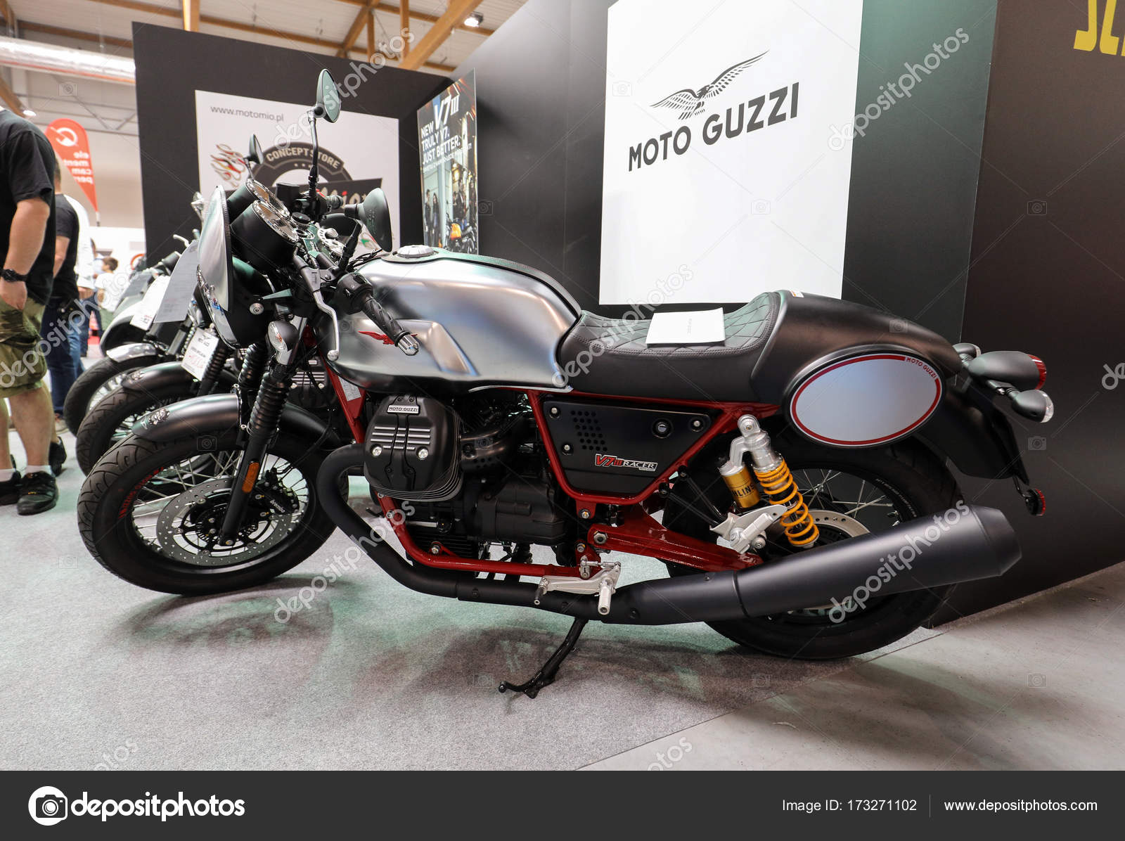 мотоциклов Moto Guzzi V7 Iii гонщик на мото шоу в кракове польша