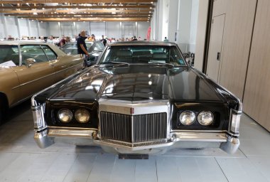 Lincoln Continental Mark III Moto Show Cracow Polonya nde sergilenmektedir. Katılımcı otomotiv sektörünün en ilginç yönleri mevcut