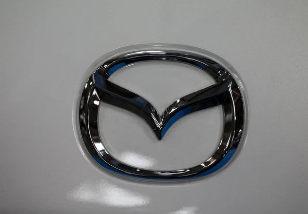 Mazda logo metallico primo piano su Mazda auto visualizzata al MOTO SHOW di Cracovia in Polonia. Gli espositori presentano gli aspetti più interessanti dell'industria automobilistica — Foto Stock