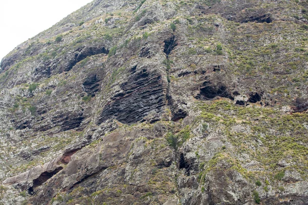 Der felsige hügel bei seixal auf madeira. portugal — Stockfoto