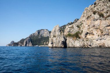 Cliff sahil ve Capri adasında tekneden görüntülemek