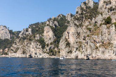 Capri Adası, İtalya'nın Uçurumun kıyısında tekneden görüntülemek