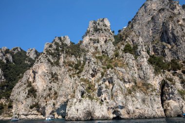 Capri Adası, İtalya'nın Uçurumun kıyısında tekneden görüntülemek