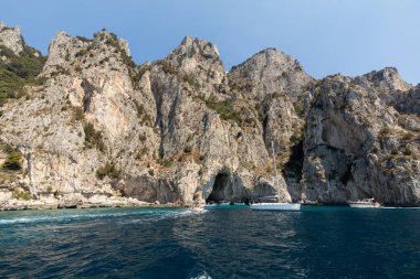  Tekne turist Grotta Bianca ve Grotta Meravigliosa, Capri, İtalya