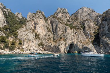  Tekne turist Grotta Bianca ve Grotta Meravigliosa, Capri, İtalya