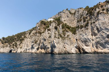 Capri Adası, İtalya'nın Uçurumun kıyısında tekneden görüntülemek