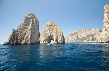 Capri Adası, İtalya Faraglioni buzlu. Rock'ın adları sol-sol: Stella, Mezzo ve Scopolo veya Fuori 