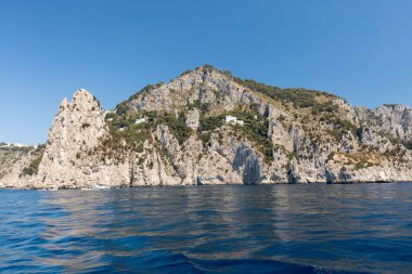 Capri Adası, İtalya'nın Uçurumun kıyısında tekneden görüntülemek