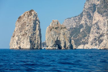 Capri Adası, İtalya Faraglioni buzlu. Rock'ın adları sol-sol: Stella, Mezzo ve Scopolo veya Fuori 