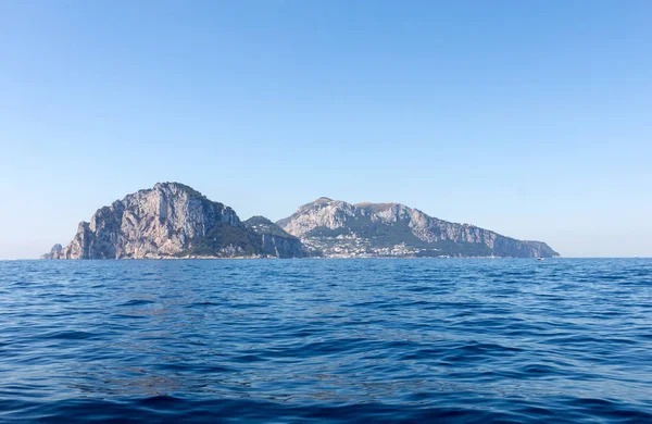 카프리 섬은 그것의 높은 바위에 대 한 유명한 이탈리아에서 매우 아름 다운, 무성 한 하 고 특별 한 위치. — 스톡 사진
