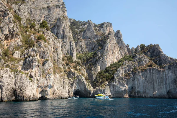 Barcos con turistas cerca de Grotta Bianca y Grotta Meravigliosa, Capri, Italia —  Fotos de Stock