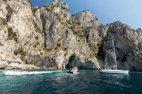 Båtar med turister nära Grotta Bianca och Grotta Meravigliosa, Capri, Italien — Stockfoto