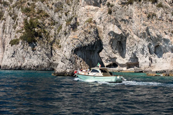 Boats with tourists near Grotta Bianca and Grotta Meravigliosa, Capri, Italy — Stock Photo, Image