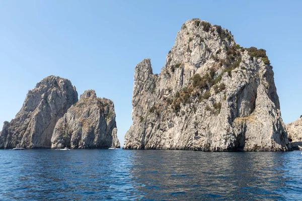 Vista desde el barco en las rocas Faraglioni en la isla de Capri, Italia . —  Fotos de Stock