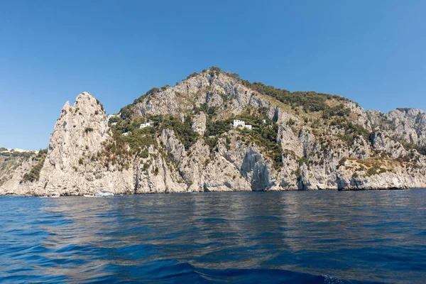 Vista desde el barco en la costa del acantilado de la isla de Capri, Italia — Foto de Stock