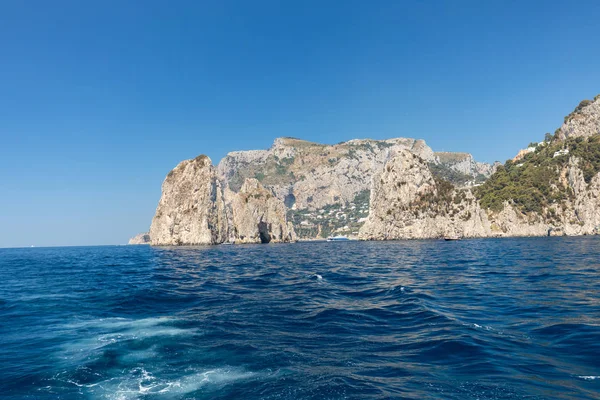 Vista desde el barco en la costa del acantilado de la isla de Capri, Italia — Foto de Stock