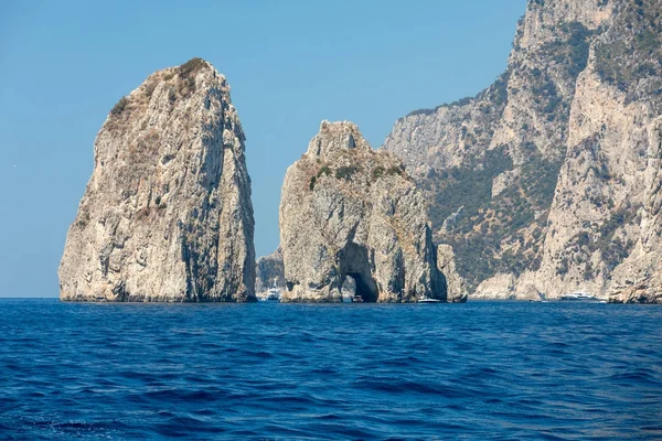 Скалы Фаральони на острове Капри, Италия. Имя Рока слева: Стелла, Медзо и Скополо или Фуори — стоковое фото