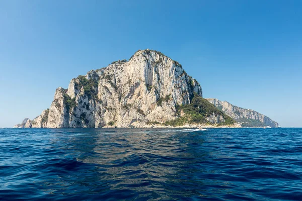 카프리 섬은 그것의 높은 바위에 대 한 유명한 이탈리아에서 매우 아름 다운, 무성 한 하 고 특별 한 위치. — 스톡 사진