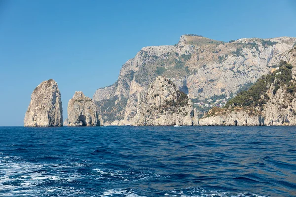 Vista dalla barca sulla costa rocciosa dell'isola di Capri — Foto Stock