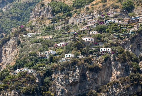 Exklusiva villor och hotell på den steniga Amalfi-kusten. Campania. Italien — Stockfoto