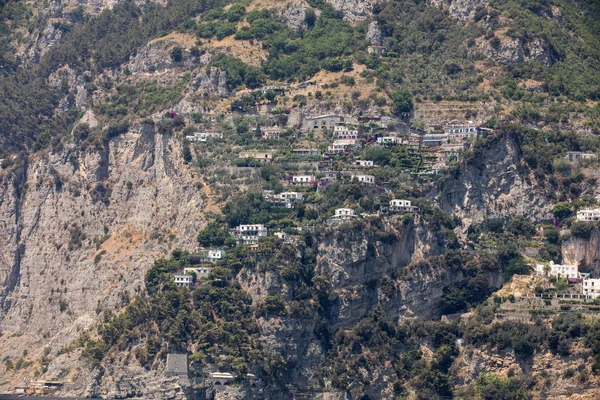 Ekskluzywne wille i Hotele na skalistym wybrzeżu Amalfi. Campania. Włochy — Zdjęcie stockowe