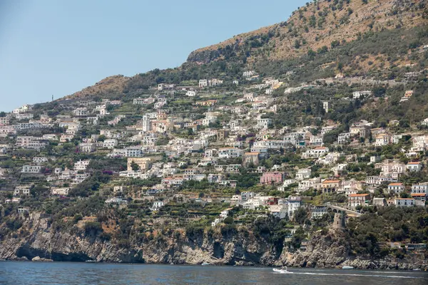 Moradias exclusivas e hotéis na costa rochosa de Amalfi. Campania. Itália — Fotografia de Stock