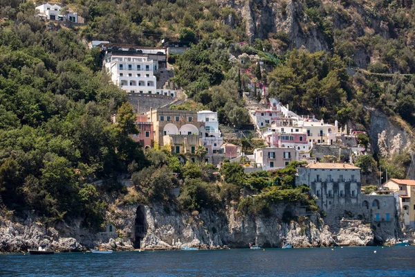 Exkluzivní vily a hotely na skalnaté pobřeží Amalfi. Kampánie. Itálie — Stock fotografie