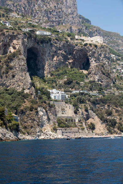 Exkluzív villák és szállodák a sziklás Amalfi-parton. Campania. Olaszország — Stock Fotó