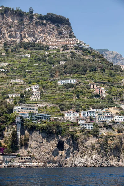 Moradias exclusivas e hotéis na costa rochosa de Amalfi. Campania. Itália — Fotografia de Stock