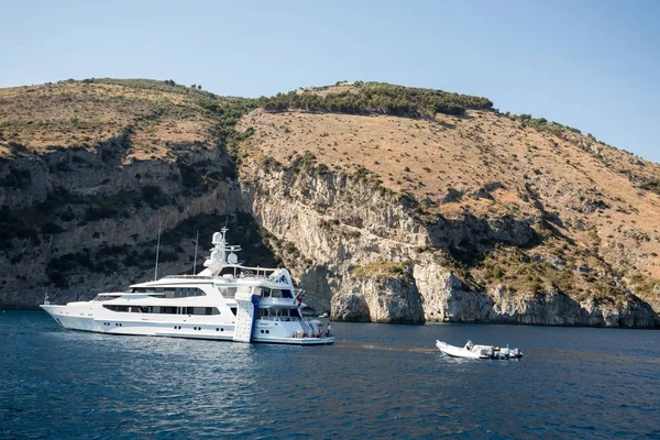 Luxury crewed motor yacht on the Amalfi Coast near Positano, Campania. Italy — Stock Photo, Image