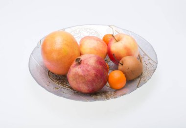 beyaz izole plaka üzerinde taze meyve karışımı