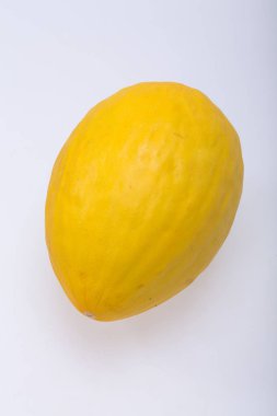 Olgun sarı kavun beyaz arkaplanda izole edilmiş. 