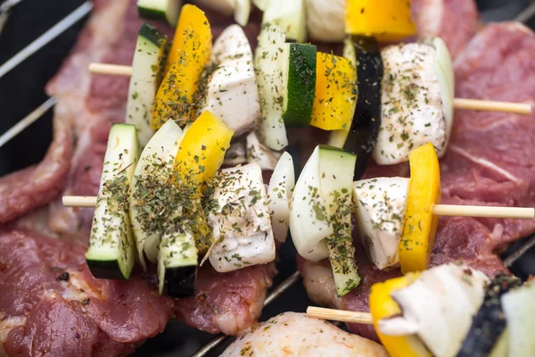 おいしい焼き肉とグリル野菜のバーベキュー — ストック写真