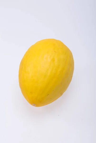 Melón amarillo maduro aislado sobre fondo blanco — Foto de Stock