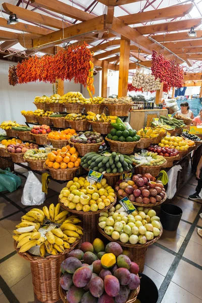 Frutas exóticas frescas no Mercado dos Lavradores. Funchal, Madeira, Portugal — Fotografia de Stock