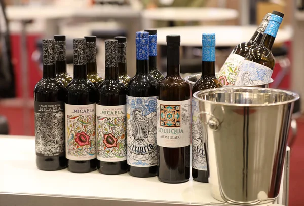 Feira Internacional do Vinho ENOEXPO em Cracóvia. Os produtores de vinho de todo o mundo encontram-se com os importadores distribuidores e representantes. Cracóvia. Polónia — Fotografia de Stock