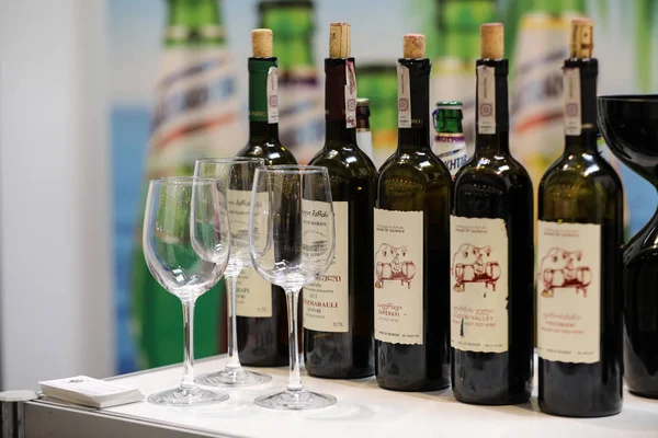 Mezinárodního obchodu s vínem veletrhu Enoexpo v Krakově. Producenti vína z celého světa splnit dovozců distributorů a zástupci. Cracow. Polsko — Stock fotografie