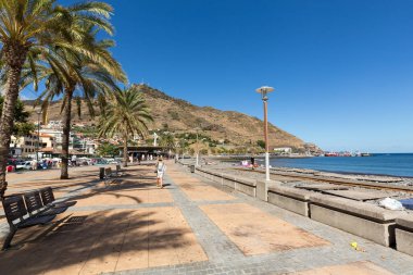 İnsanlar güneşli bir günde Machico plajda dinleniyor. Madeira Adası, Portekiz