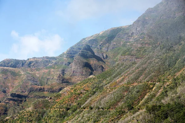 Uitzicht naar het zuiden vanaf de pas Boca da Encumeada in Madeira — Stockfoto
