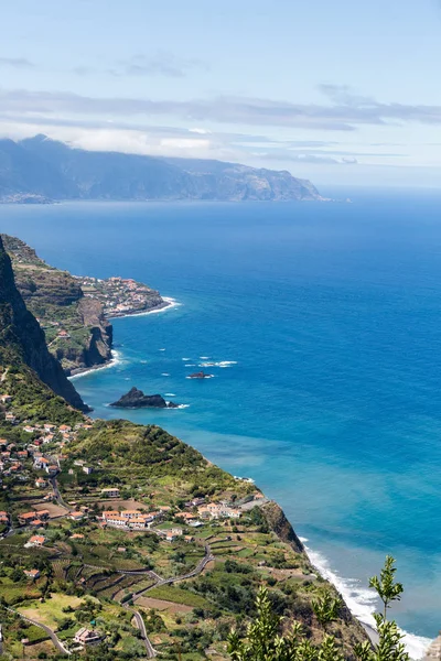 Uitzichtpunt over de noordkust van Madeira, Portugal — Stockfoto