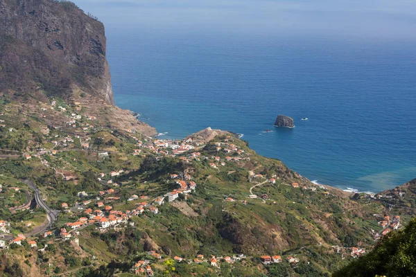 Porto da Cruz na costa norte da Madeira, Portugal — Fotografia de Stock