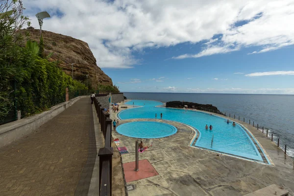 La gente descansa en la piscina de Porto da Cruz en Medeira. Portugal —  Fotos de Stock