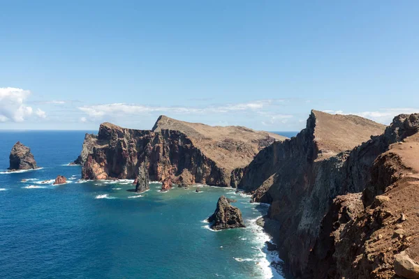 Portekiz 'in Madeira şehrinin doğusundaki Ponta de Sao Lourenco' da güzel bir manzara.