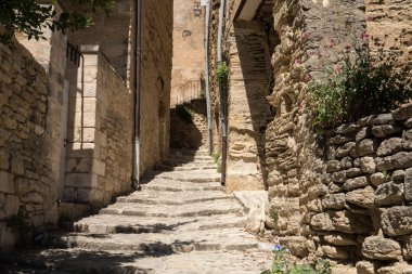Gordes Ortaçağ evleri ile dik sokakta. Provence, Fransa