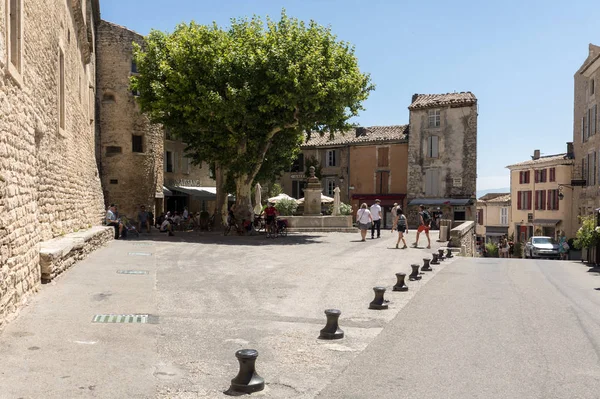 Turisti nel villaggio medievale Gordes, Vaucluse, Provenza, Francia — Foto Stock