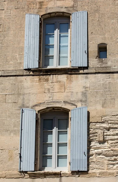 Oud landelijk huis met blauwe luiken, Provence, Frankrijk — Stockfoto