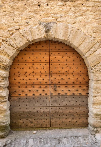 Old wooden door on stone  house  in Gordes. Provence, France — Stock Photo, Image