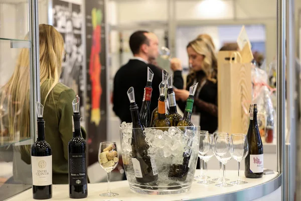 Salon international du vin ENOEXPO à Cracovie. Les producteurs de vin du monde entier rencontrent les importateurs distributeurs et les représentants. Cracovie. Pologne — Photo